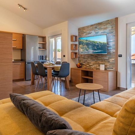 Penthouse Gea Apartment Premantura Bagian luar foto